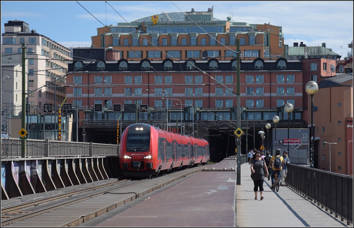 Hochgeschwindigkeits-Flirt in Schweden. 

X74 004 der MTR auf der südlichen Eisenbahnbrücke, der södra Järnvägsbron. Stockholm, Juni 2018.
