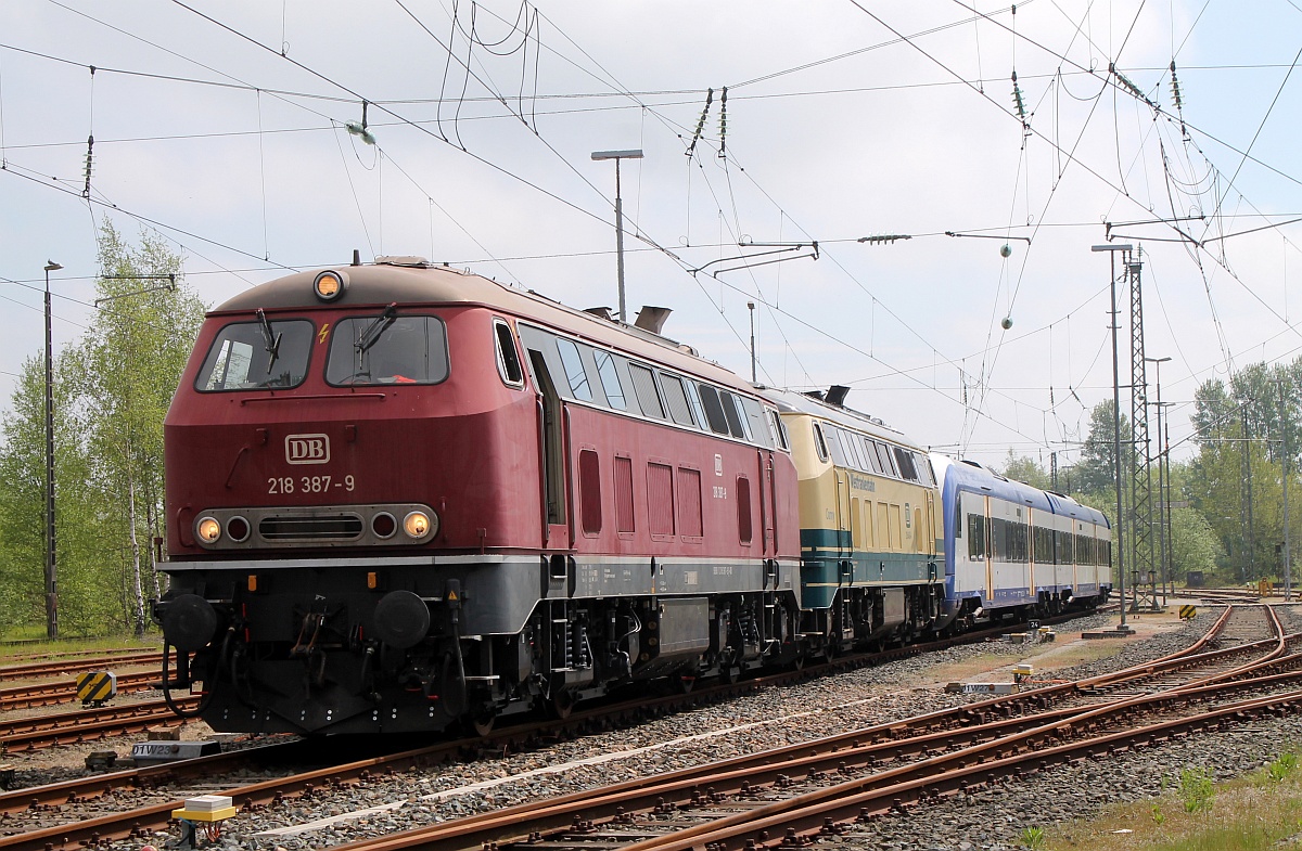 Hoher Besuch im Norden...DB 1218 387-9 und 1218 460-4 mit dem Lr 70233 bestehend aus 12 Married-Pair Wagen die zur Reparatur nach Husum gebracht werden sollen. Wegen der Kurvenlage in Flensburg blieb nur eine solche Aufnahme. Flensburg 19.05.2017