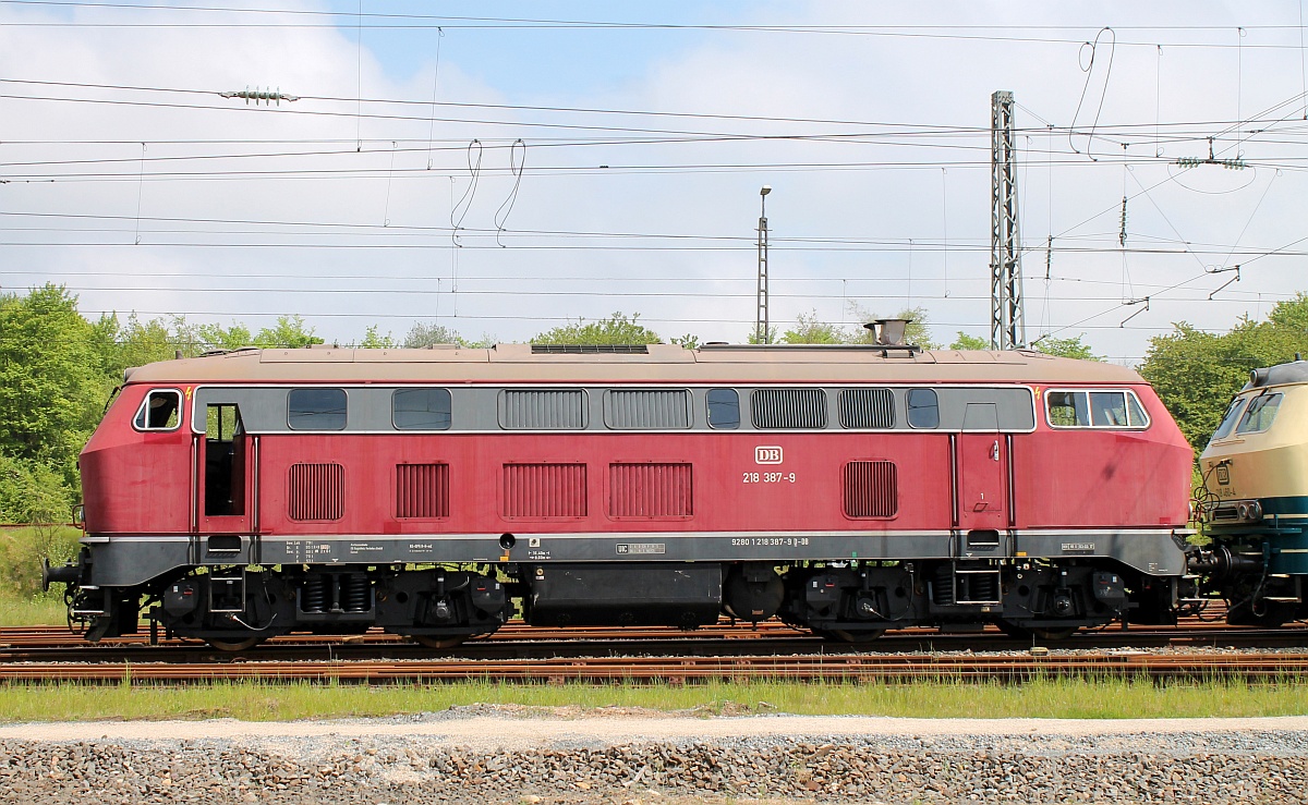 Hoher Besuch im Norden...DB 1218 387-9(REV/HB X/03.02.17) als Vorspann des Lr 70233 von Flensburg nach Hamburg-Langenfelde. Flensburg 19.05.2017 