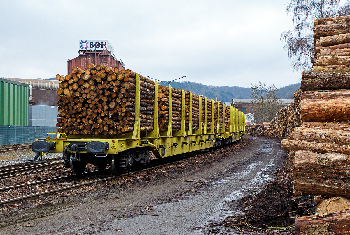 Holztransport im Siegerland: Gewaltige Forstschäden an dem kompletten Fichtenbestand durch den Borkenkäfer sind in der Region zu beobachten. Mit der Abholzung kommt man nicht hinterher. Hier in Siegen-Eintracht auf dem Betriebsgelände der KSW (Eisern-Siegener Eisenbahn NE 437) findet die Holzverladung der Region, von den LKW´s auf die Schiene, statt. 

Drehgestell-Flachwagen mit vier Radsätzen und Niederbindeeinrichtung, 37 80 4723 836-5 D-GATXD, der Gattung Snps 199 (GATX Typ 9430), der GATX Rail Germany GmbH, beladen mit Fichten-Rundholz abgestellt am 19.12.2021 in Siegen-Eintracht auf der Gleisanlage der Kreisbahn Siegen-Wittgenstein (KSW). 

Der Wagen, ist sehr neu, er wurde 2021 vom bulgarischen Hersteller Transwagon-AD (ТРАНСВАГОН АД) in Burgas (Bulgarien) unter der Fabriknummer 50495 gebaut. 

TECHNISCHE DATEN:
Gattung: Snps 199  (GATX Typ 9430)
Spurweite: 1.435 mm (Normalspur)
Anzahl der Achsen 4 (in 2 Drehgestellen)
Länge über Puffer: 22.860 mm
Drehzapfenabstand: 16.560 mm
Radsatzstand in den Drehgestellen: 1.800 mm
Laufraddurchmesser: 920 mm (neu)
Ladelänge: 21.620 mm
Ladefläche: 57,0 m²
Eigengewicht: 23.340 kg
Zuladung bei Lastgrenze S: 66,6 t (ab Streckenklasse D)
Max. Geschwindigkeit: 100 km/h (beladen) / 120 km/h (leer)
Kleinster Gleisbogenhalbmesser: 75 m
Bauart der Bremse: KE-GP-A  (K)
Bremssohle: C 810
Intern. Verwendungsfähigkeit: TEN-GE