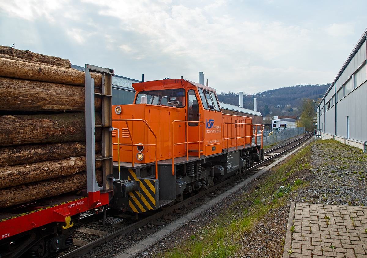 Holztransport im Siegerland:
Gewaltige Forstschäden an dem kompletten Fichtenbestand durch den Borkenkäfer sind in der Region zu beobachten. Mit der Abholzung kommt man nicht hinterher. Hier in Siegen-Eintracht auf dem Betriebsgelände der KSW (Eisern-Siegener Eisenbahn NE 437) findet die Holzverladung der Region, von den LKW´s  auf die Schiene, statt. Nun (am 21.04.2021) sind die Wagen alle beladen und so stellen zwei Loks der Kreisbahn Siegen-Wittgenstein, die KSW 44 und 45, einen langen Holzzug zusammen.
Hier im Bild zieht (rangiert) die KSW 45 (98 80 0276 016-9 D-KSW), eine MaK G 1204 BB, gerade einige Wagen von einem Gleis, um sie an den Zug zu drücken.
