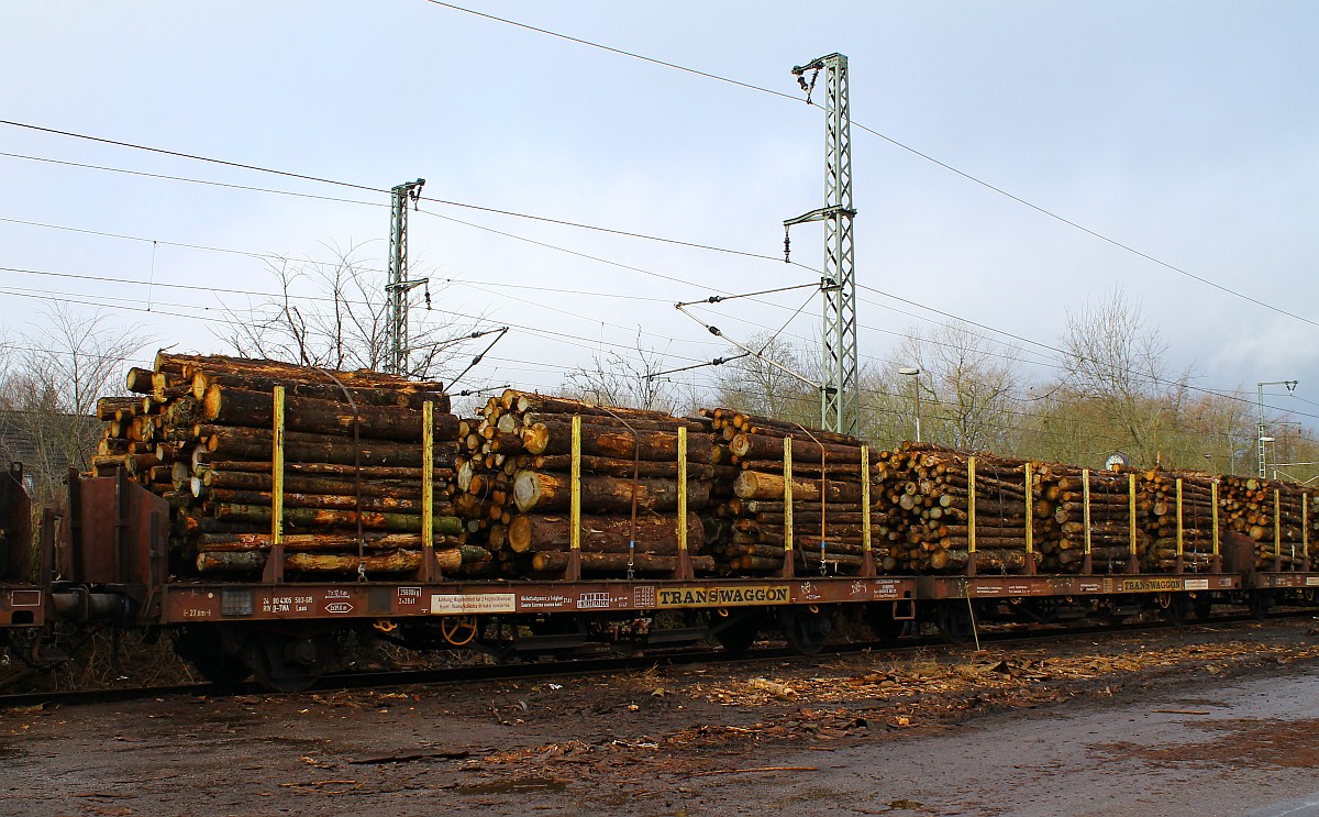 Holztransportwagen der Gattung L(aas), das  aa  steht für Wageneinheit und das  s  für geeignet für Züge bis 100km/h, registriert unter 24 80 4305 582-6 D-TWA aufgenommen in Jübek bei Schleswig am 25.02.2015.