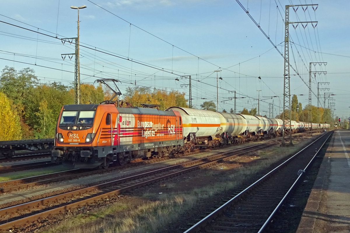 HSL 187 500 treft  mit ein Gaskesselwagenzug am 8 November 2019 in Emmerich ein.