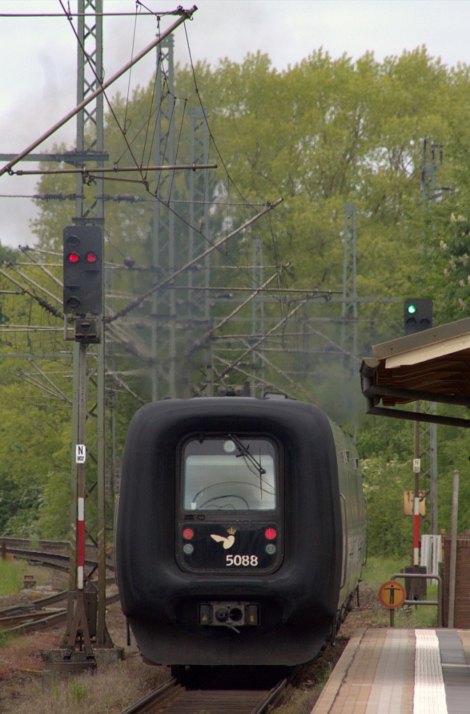 Hust pust röchel...DSB IC3 MFA/FF/MFB 50/54/5288 beim abdieseln als EC 380 nach Aarhus gestern morgen in Schleswig. 24.05.2015