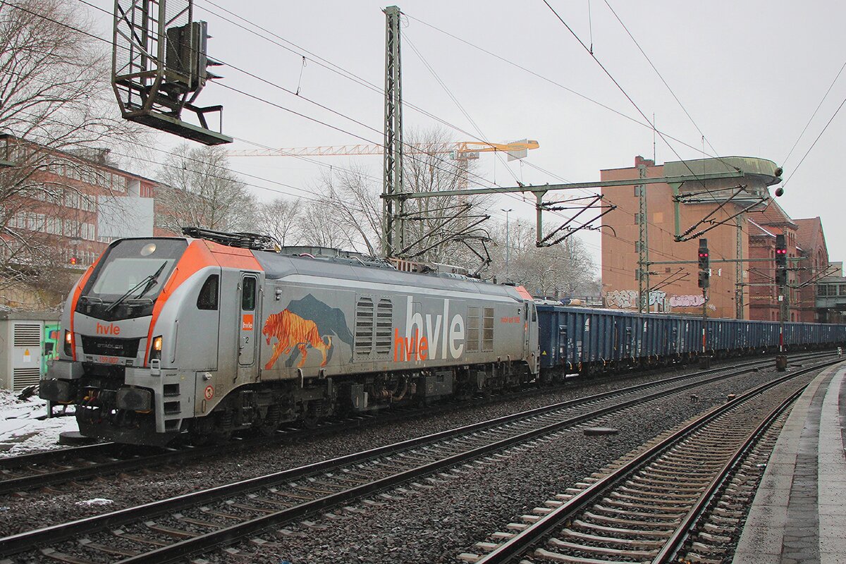 HVLE 159 007 zieht ein Ganzzug durch Hamburg-Harburg am 14 Februar 2026.