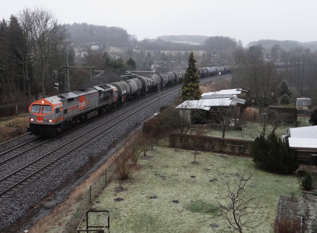 Hvle Tiger V330.4 (250 004-9) ist am 21.01.14 mit einem Kesselzug im Vogtland unterwegs. Hier zusehen in J��nitz. 
