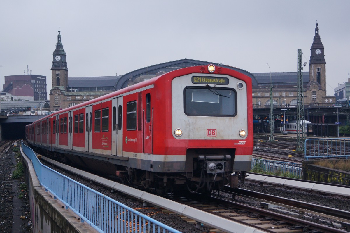 HVV: S 21 Elbgaustrasse bei der Ausfahrt aus dem Hauptbahnhof Hamburg am 17. Oktober 2015.
Foto: Walter Ruetsch