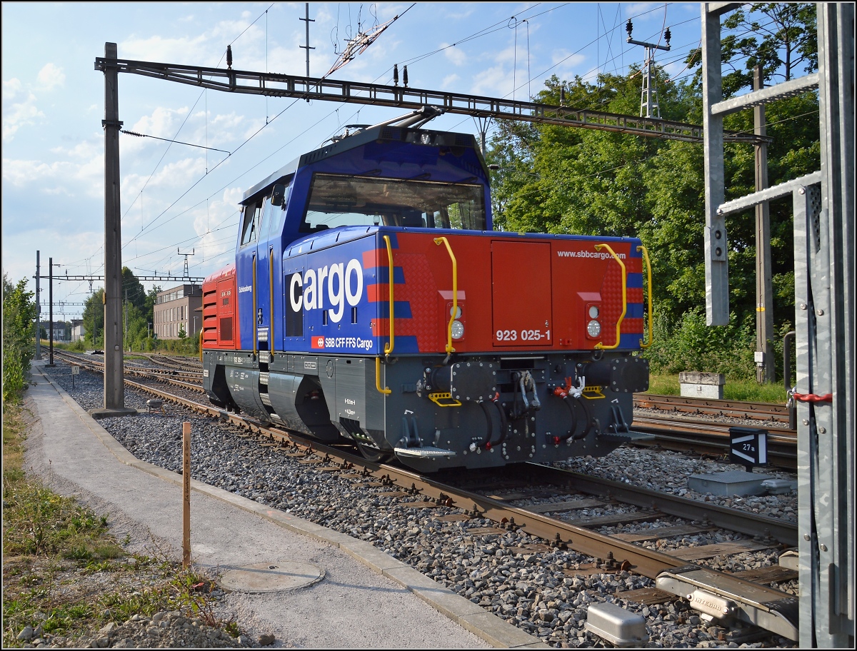 Hybridlok Eem 923 025-1 rangiert mit Dieselpower im Bahnhof Kreuzlingen Hafen.