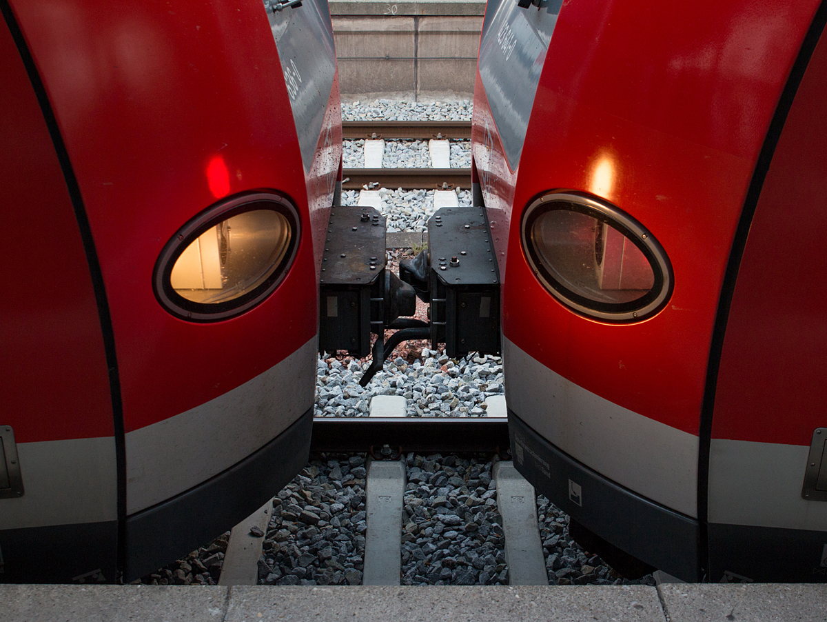  I mog Di ,  I Di a , sagten sich 423 636-0 und 423 641-0. In München Ostbahnhof wird an Arbeitstagen morgens und auch am späteren Tage bei der S2 Erding - Petershausen / Altomünster fleißig  verkuppelt .
Der Designer der 423-Fronten hatte sicherlich auch einen gewissen Hang zur Romantik. :-)