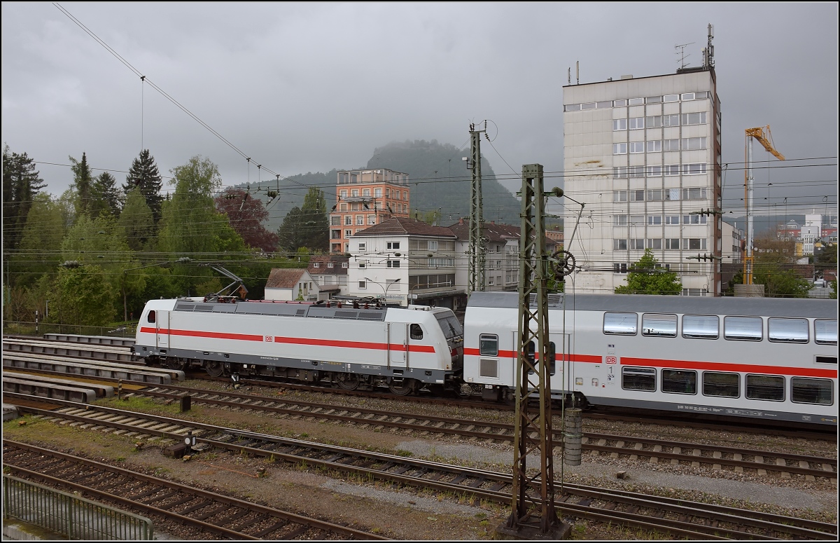 IC 2-Premierenfahrt auf der Gäubahn. Während die Politprominenz wohl heute den schönen Tag zur Probefahrt nutzt, war dem lichtgrauen Zug nur dunkelgrau am ersten Tag auf der Gäubahn ins Badische gegönnt. 146 554 bei der Anfahrt auf Singen mit dem Hohentwiel als Kulisse. Die künftigen Züge sind aber noch nicht zugelassen, so muss eine Standardgarnitur für den Probebetrieb herhalten, und in die Schweiz wie künftig vorgesehen, braucht es dann die noch fertigzustellenden Loks und Wagen. Mai 2017. 