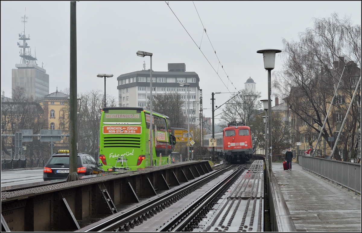 IC 2004 Konstanz – Emden bei der Ausfahrt aus Konstanz.  Steuerwagen  110 459-0 hängt kalt am Zugschluss. Die Konkurrenz im Fernverkehr dräut, nicht nur nach den Farben ist wohl klar, welches leider das modernere Verkehrsmittel ist. März 2014.
