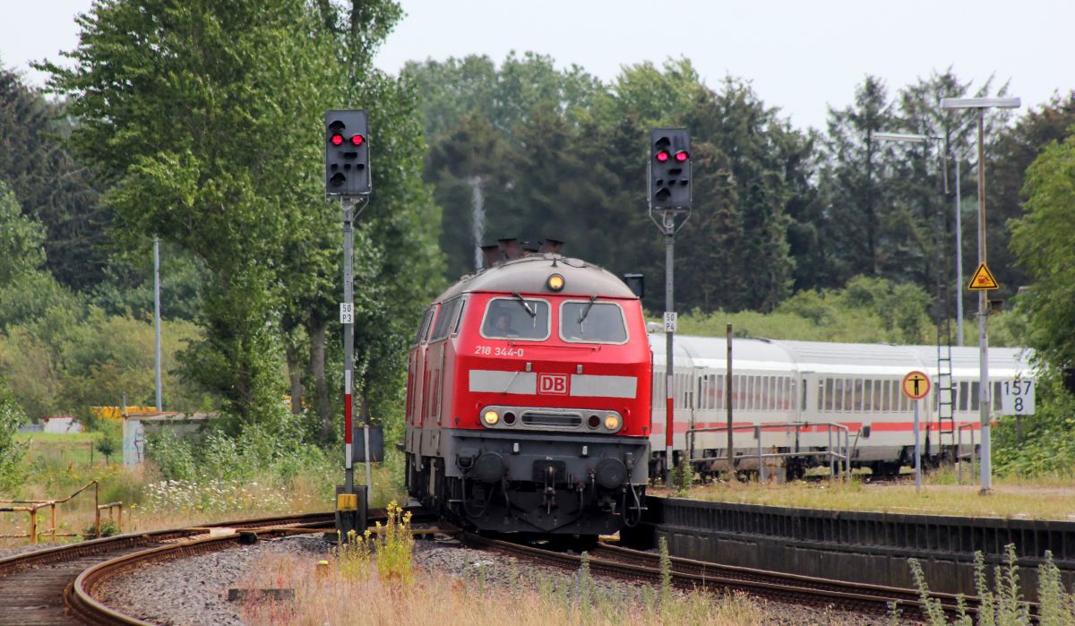 IC 2072 mit den Zugloks 218 344 und 315 Einfahrt Husum(1). 20.07.2019