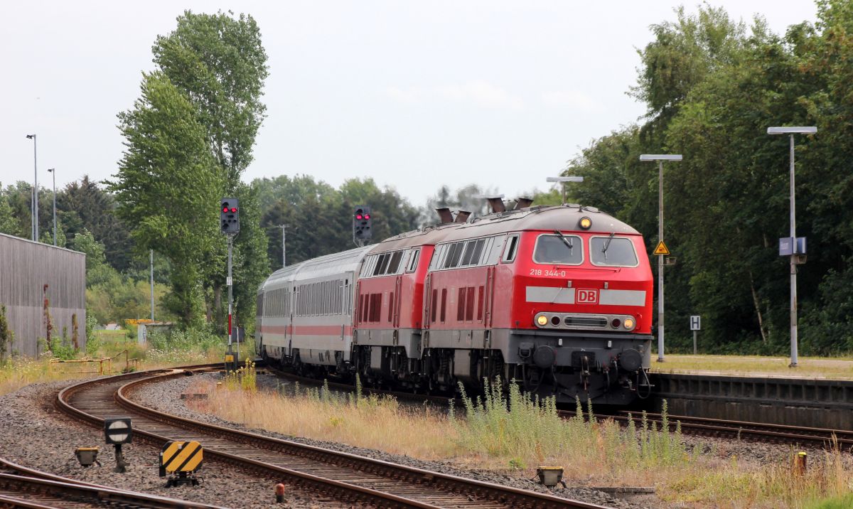 IC 2072 mit den Zugloks 218 344 und 315 Einfahrt Husum(2). 20.07.2019