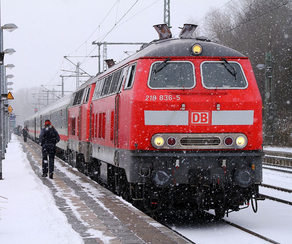 IC 2191 als zweiter Umleiter an diesem Tag wurde von 218 836-5(ex 218 388-7) und 315-0 gezogen. Hier bekommt der Tf erstmal nen Kaffee gebracht...Schleswig 10.03.2013