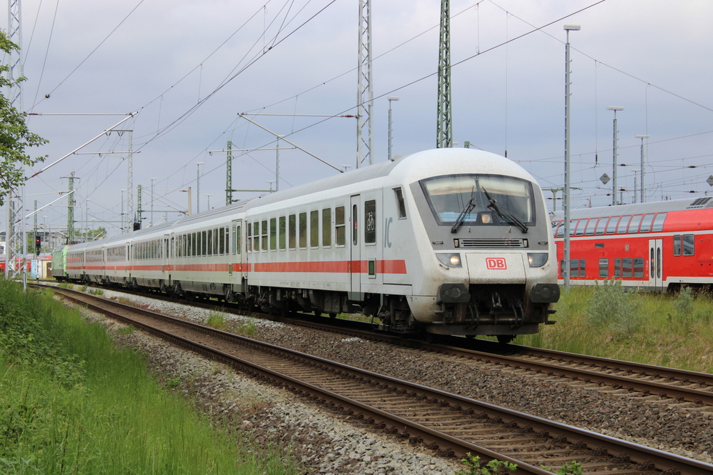 IC 2271(Rostock-Dresden)bei der Ausfahrt im Rostocker Hbf.20.05.2022