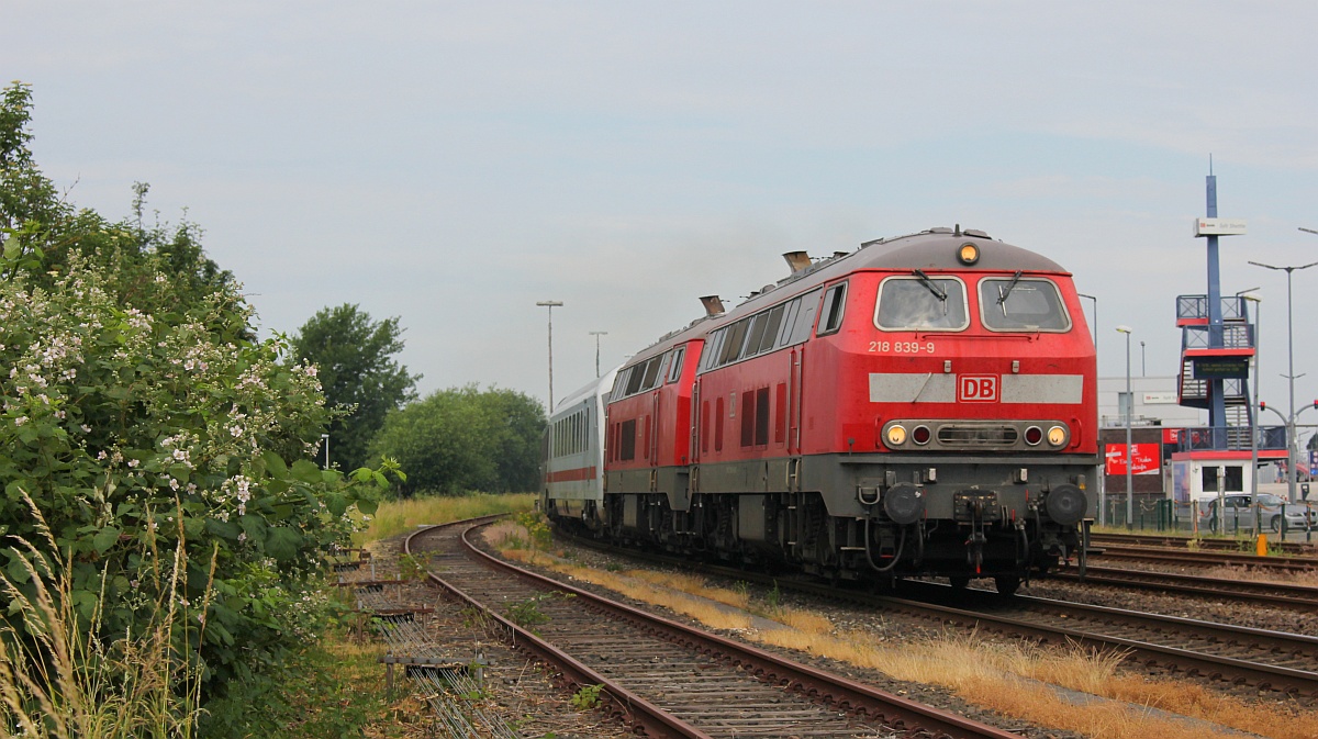 IC 2375 mit den Zugloks 218 839-9(REV/HB X/14.05.14) und 218 321-8(REV/HB X/11.04.18) verlsst Niebll Richtung Sden