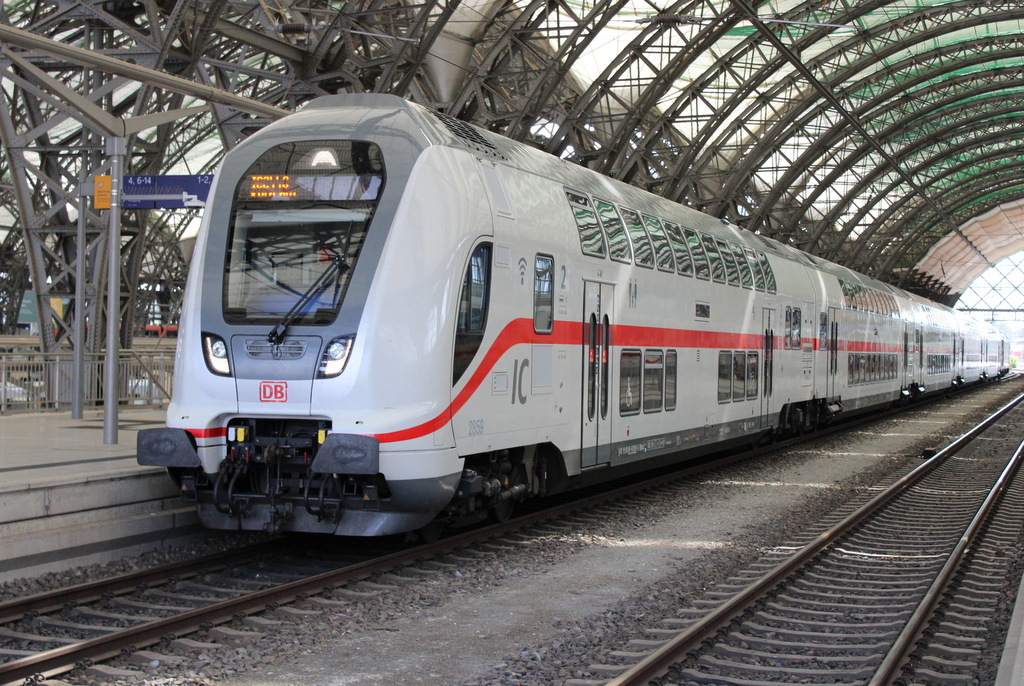 IC 2440(Dresden-Köln)kurz nach der Bereitstellung im Dresdener Hbf.17.08.2022