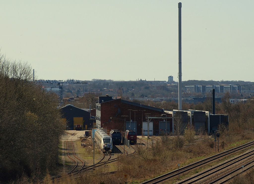 IC 4 Eingangsbearbeitung und Reinigungscenter in Aarhus, davor abgestellt der Ur-IC4 sowie die beiden Werksloks ME 1502 und MZ 1401. Aarhus 09.04.2011