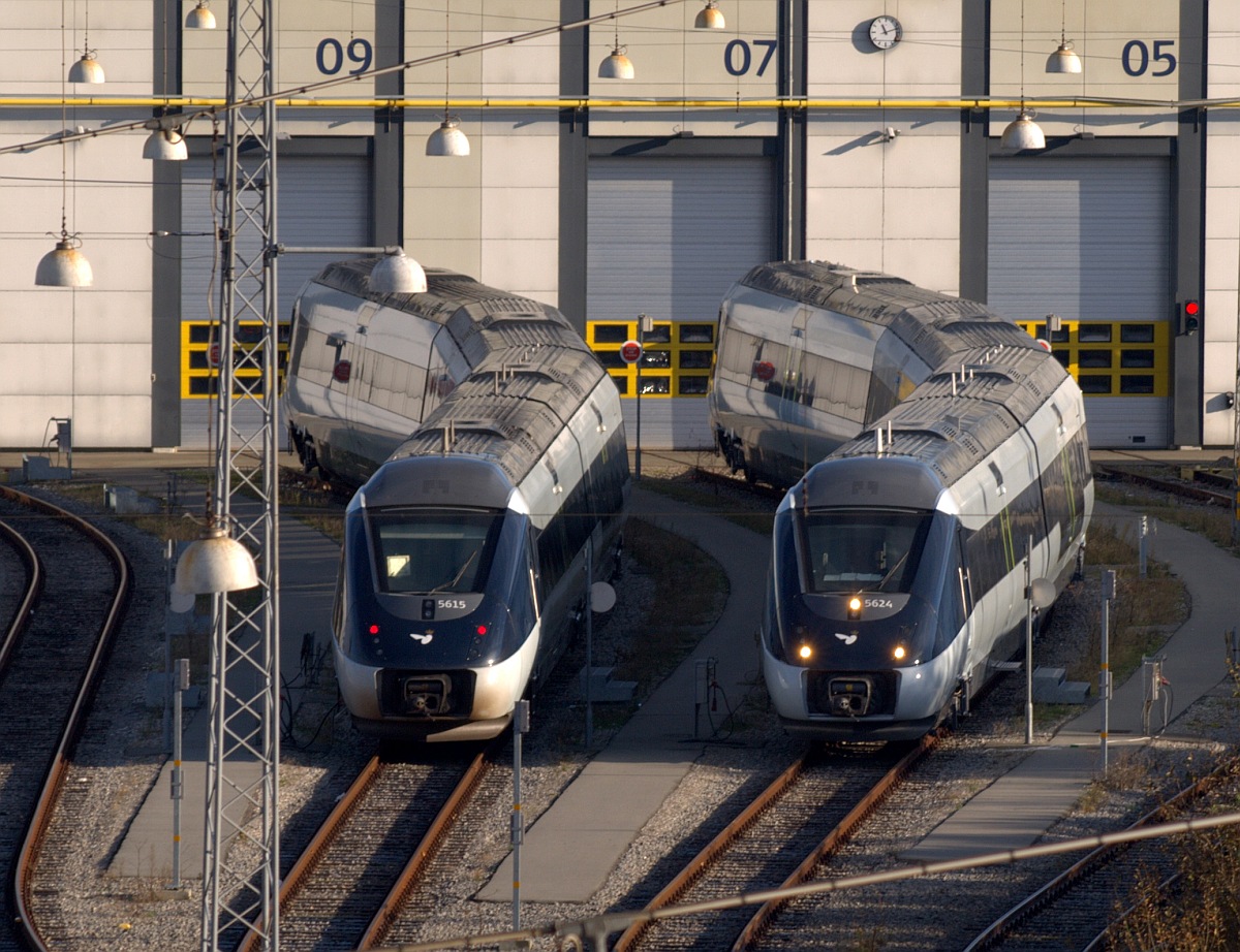 IC 4 MG 56/5815 und 56/5824 stehen abgestellt vor dem DSB Werk in Aarhus. 11.11.2010