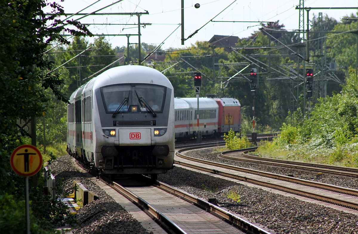 IC 488 mit Schublok 101 096-6 aus Basel bad Bhf hat Einfahrt in Schleswig. 13.08.17