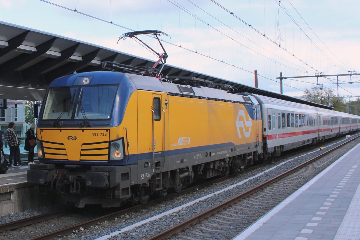 IC-Berlijn mit NS 193 733 halt am 21 April 2024 in Apeldoorn.