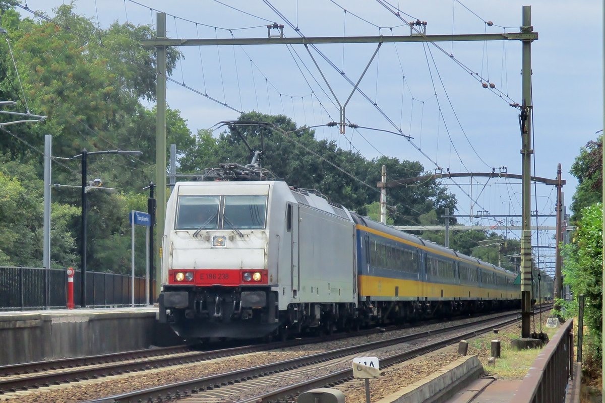 IC-Direct mit 186 238 durchfahrt Tilburg-Universiteit am 29 Juli 2018. 