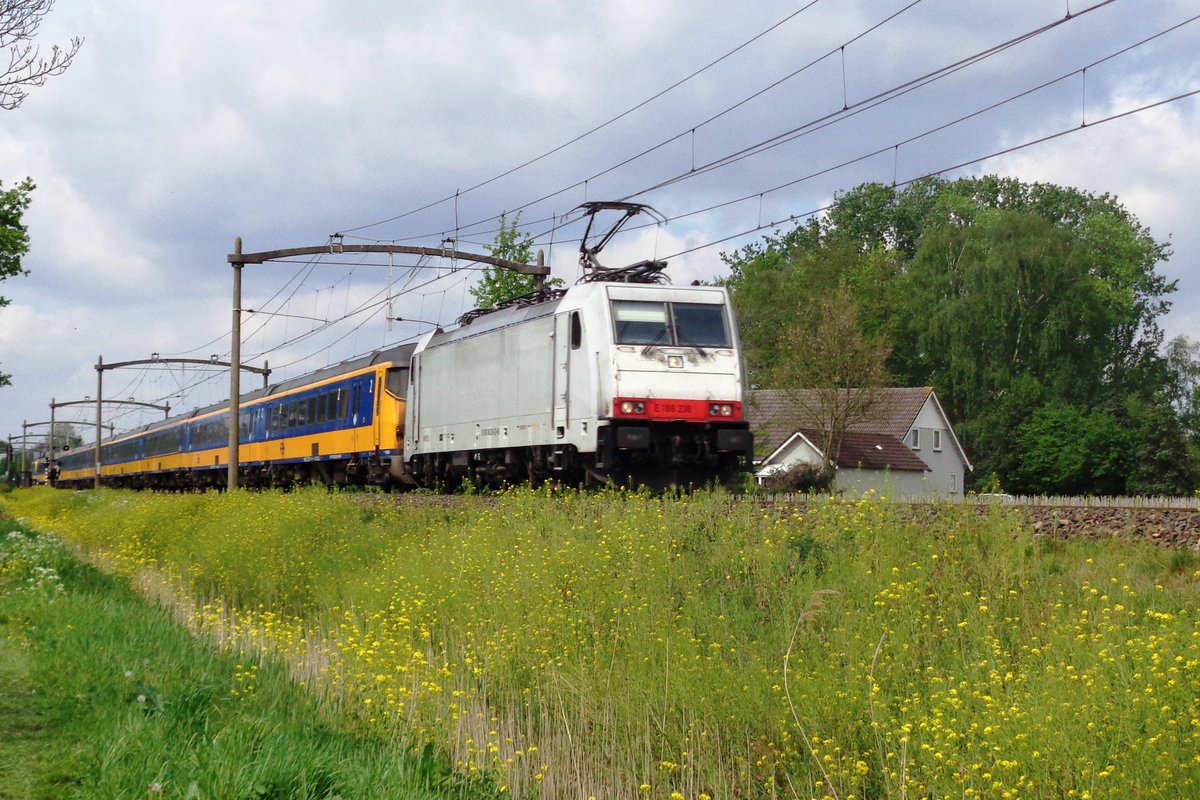 IC-Direct mit 186 238 durchfahrt am 26 April 2019 Oisterwijk.