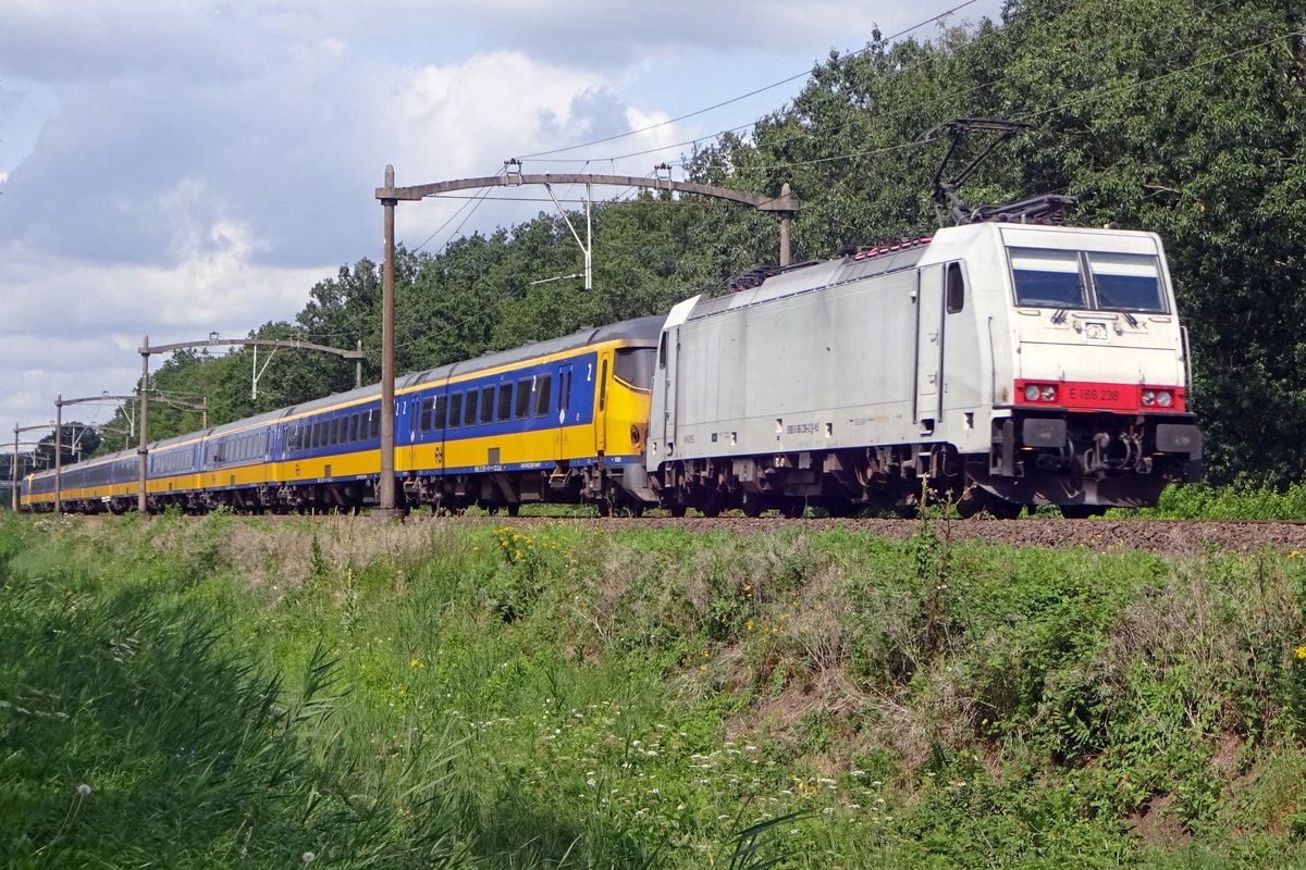 IC-Direct mit 186 238 passiert am 12 Augustus 2019 Tilburg Oude Warande.