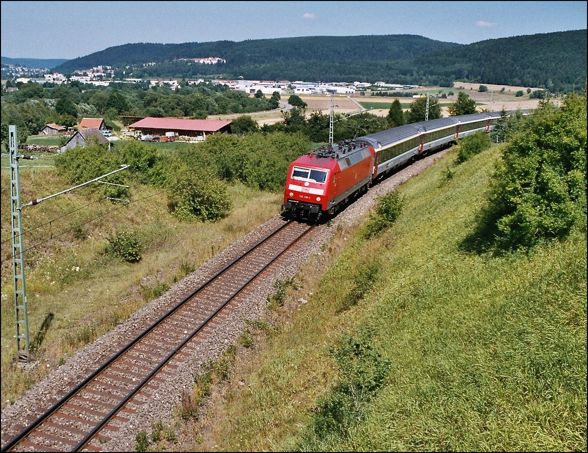 IC Insubria Stuttgart-Zürich in der Hattinger Kurve oberhalb Möhringen mit Zuglok 120, verkehrsrot und Schweizer IC-Wägen noch im grauen Farbkleid. August 2003.