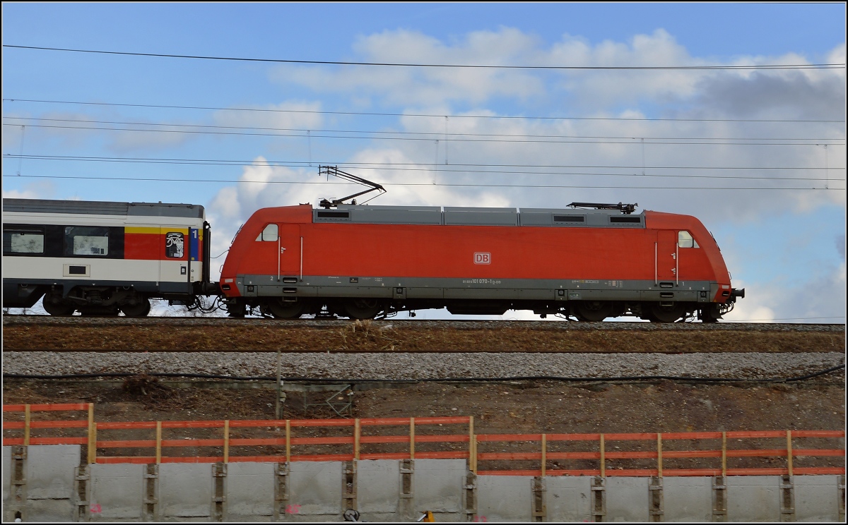 IC mit 101 070-1 aus Zürich passiert die verschiedenen Baustellen von S21. Stuttgart, Februar 2016.