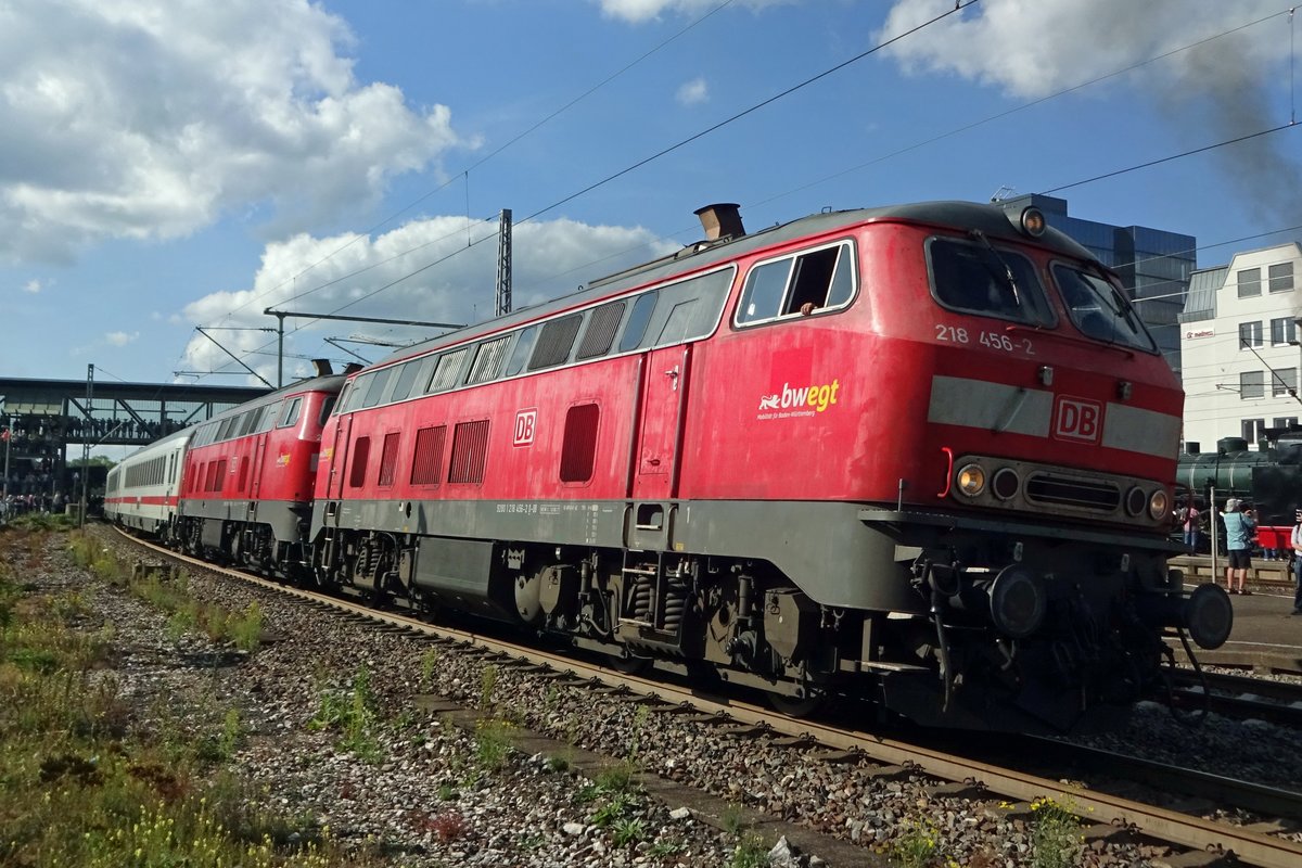 IC mit 218 456 legt sich in Göppingen am 14 September 2019 in die Kurve.