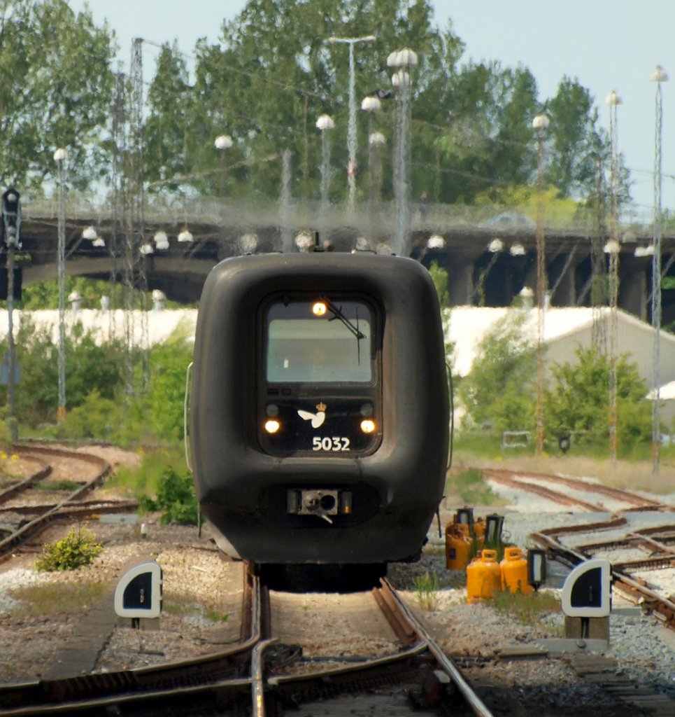 IC3 MF/MFB 50/5232 kam aus Richtung Aalborg und hat hier Einfahrt in Aarhus. 13.05.2011