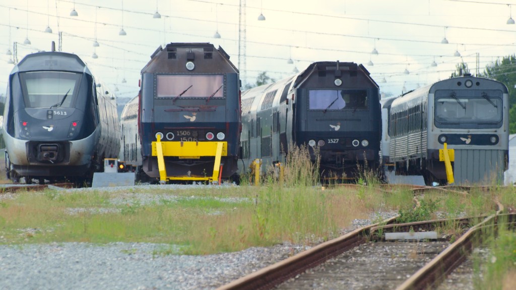 IC4 MG/MH 56/5813, die Litra ME's 1506 und 1527 sowie die bereits länger abgestellten Triebwagen der BR MR/MRD stehen in der neuen Abstellung im Aarhuser Gbf. 20.06.2010