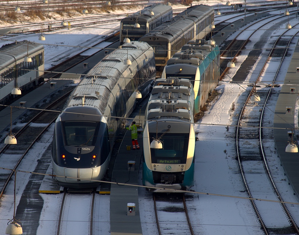 IC4 MG/MH 56/5824 im Abstellbereich Aarhus wird gereinigt während Arriva AR 20 für die Doppeltraktion vorbereitet wird. Aarhus 12.01.2011