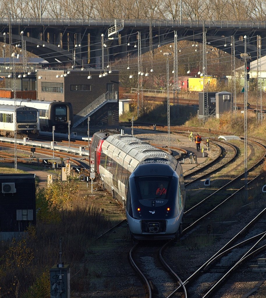 IC4 MG/MH 56/5827 verschwindet hier gezogen von der MZ 1425 im Gbf Aarhus anschliessend wurde er im IC4 Werk abgestellt. 08.11.2010