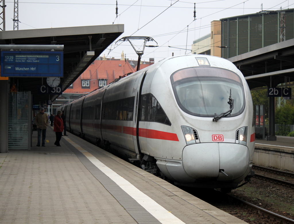 ICE 1715 von Ostseebad Binz nach Mnchen Hbf beim Fahrgastwechsel im Stralsunder Hbf.12.10.2013