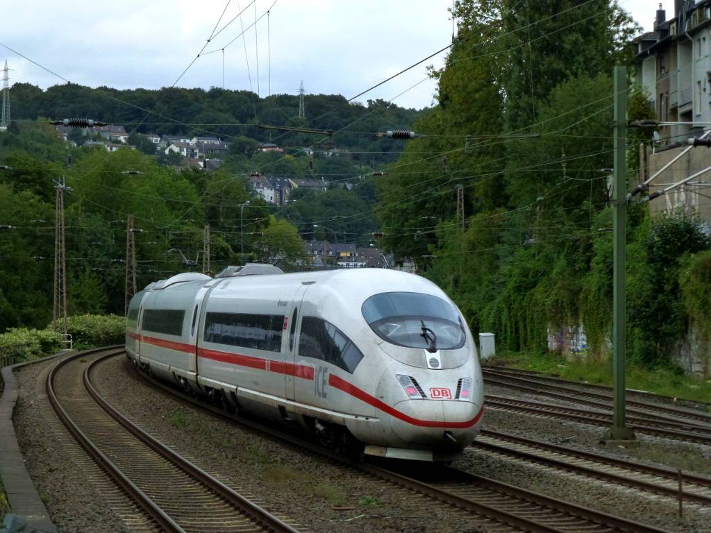 ICE 3 in der Kurve vor dem Bahnhof Wuppertal-Zoo, 21.9.15