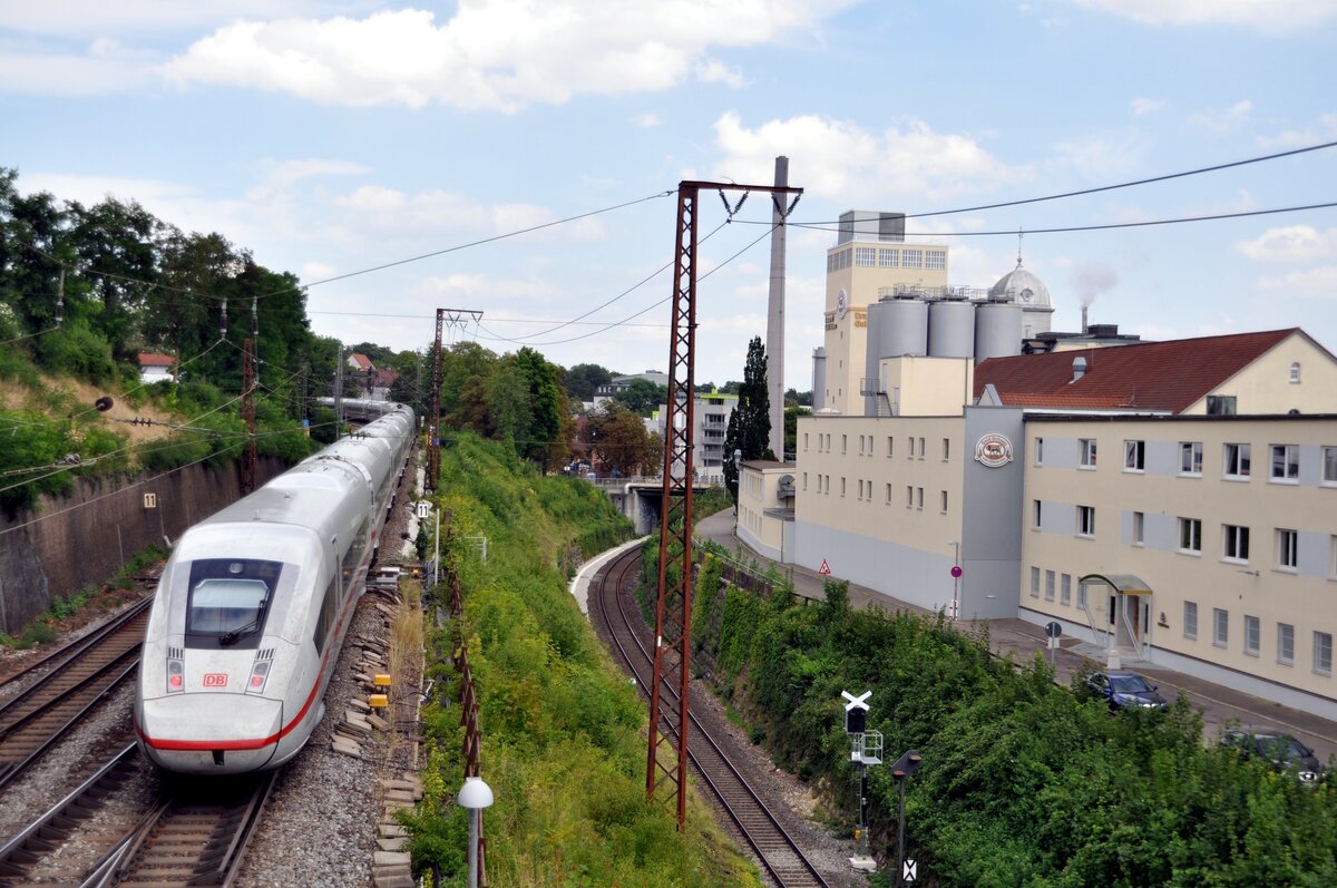 ICE 4 in Ulm Bahnhofseinfahrt bei der Goldochsen-Brauerei am 28.07.2022.