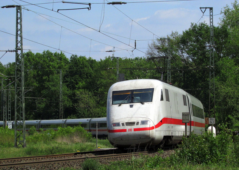 ICE 401 bei der Einfahrt in den Bahnhof Hanau am 04.Mai.2014