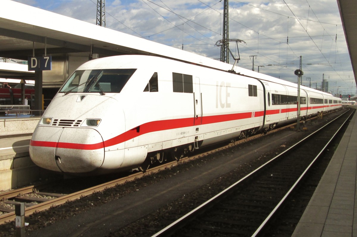 ICE 402 030 hlt am 15 September 2015 in Nrnberg Hbf.