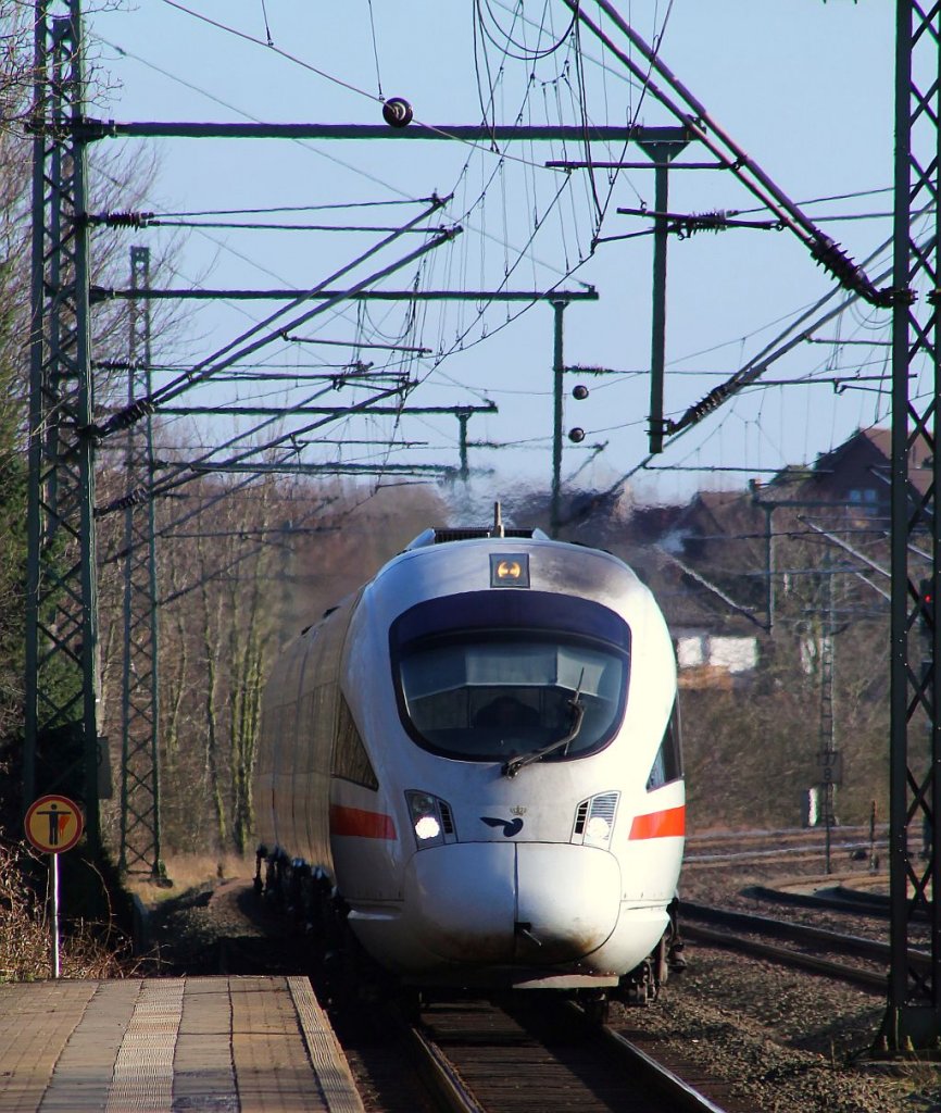 ICE-TD 605 011(Tz 5511) hat hier als ICE 386 nach Aarhus Einfahrt in Schleswig. 01.03.2013