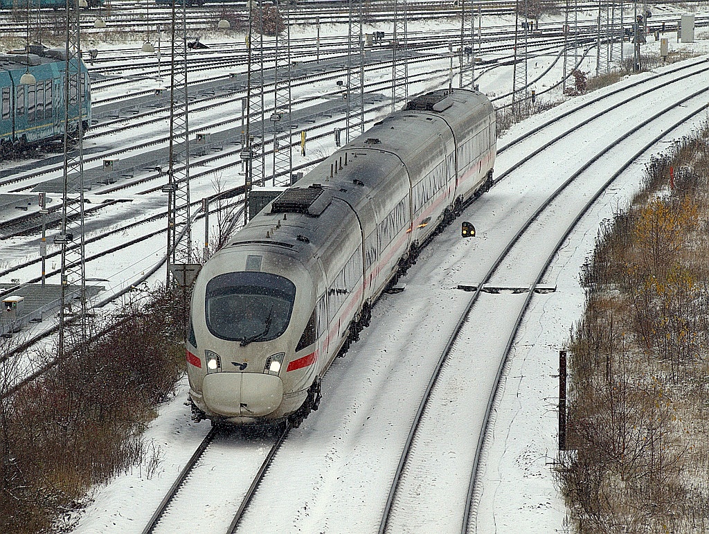 ICE TD 605 014/114/214/514 verlässt hier bei leichtem Schneefall Aarhus Richtung Hamburg. 25.11.2010