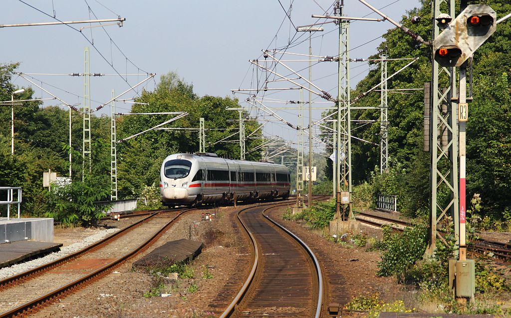 ICE-TD 605 016 mit eingereihtem 3.Wagen mit der Nr 605 101 bei der Einfahrt in Rendsburg. 16.08.12