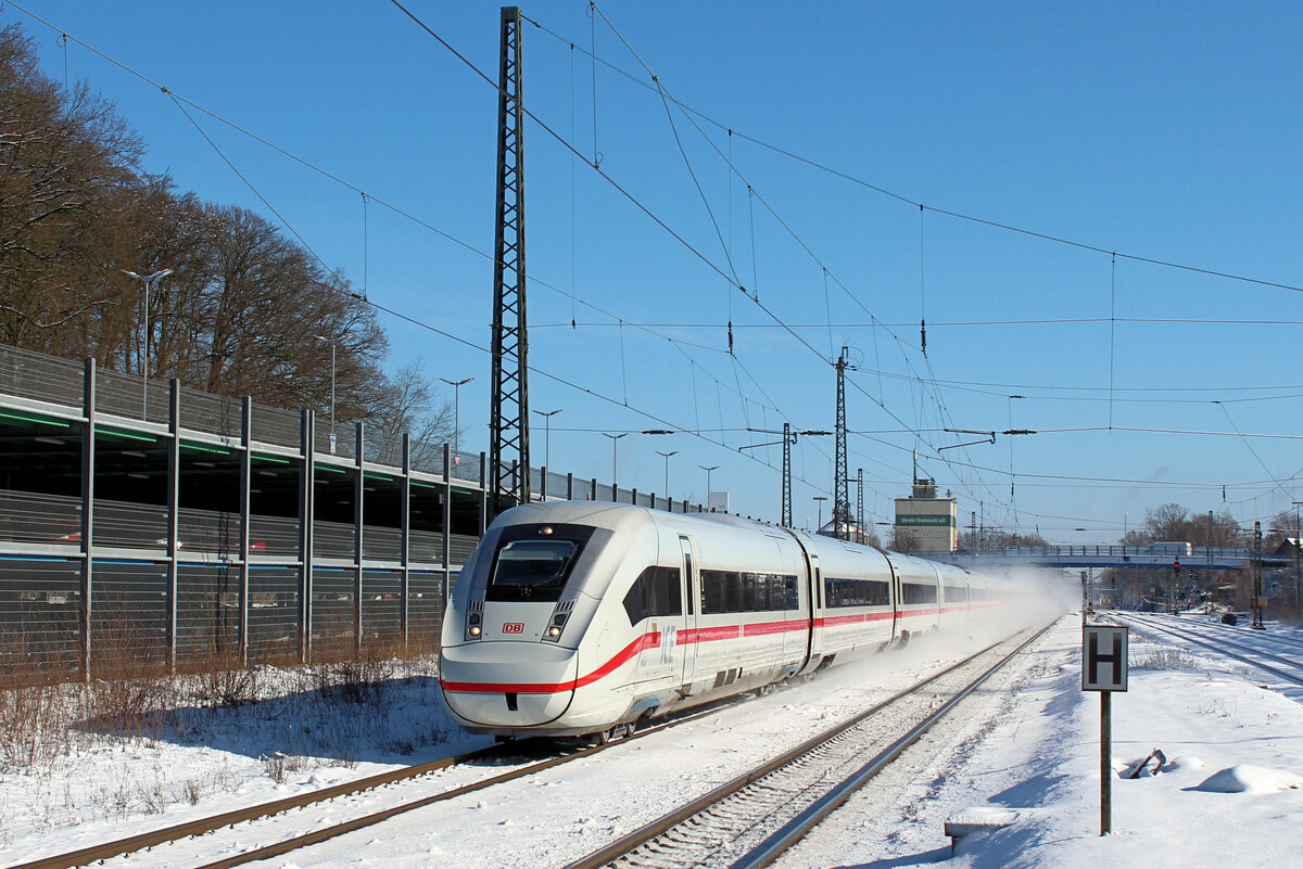 ICE Tz 9456 (0812 056-1) kommt aus Hamburg angerauscht! 
Tostedt, 11.03.2023.