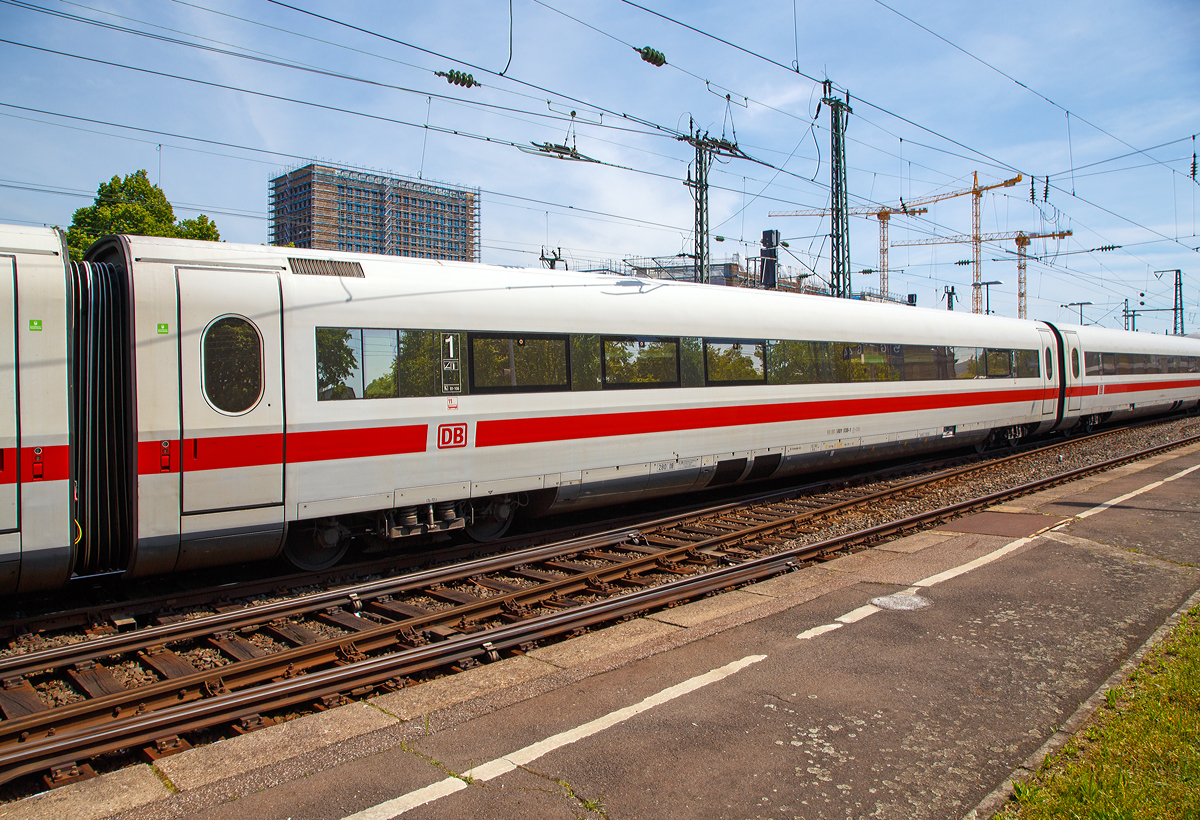 
ICE1 – 1.Klasse Mittelwagen 801 038-1 (93 80 5801 038-1 D-DB) als Wagen Nr. 11 vom ICE 1 - Tz 72  Aschaffenburg  am 01.06.2019 bei der Durchfahrt im Bahnhof Köln Messe/Deutz.

Der Wagen wurde 1991 von der Düsseldorfer Waggonfabrik AG (DUEWAG) unter der Fabriknummer 89765 gebaut.

Die 1.Klasse Mittelwagen der Baureihe 801.0, verfügten bei ihrer Auslieferung über zwei Großraumbereiche mit 2+1-Bestuhlung sowie drei geschlossene Abteile mit je fünf Sitzplätzen. Insgesamt standen 48 Sitzplätze in diesen Wagen zur Verfügung. An die Abteile schloss sich zum Wagenübergang hin eine Toilette an. Im Bereich zum Wagenübergang befanden sich auch drei Schauvitrinen, Schließfächer und verschiedene Mülleimer. Die beiden Großraumbereiche wurden durch einen Garderobenbereich getrennt. Der Sitzabstand (Reihenbestuhlung) lag bei 1.114 mm (nach dem Umbau bzw. Redesign bei 1.010 mm), die Sitzbreite lag bei 500 mm und die Breite des Mittelgangs lag bei 636 mm. 

Im Zuge der ersten ICE-1-Serie (41 Triebzüge) wurden 105 Wagen dieser Gattung bestellt.

TECHNISCHE DATEN:
Spurweite:  1.435 mm (Normalspur)
Gattung: Avmz
Länge: 26.400 mm
Drehgestelle: MD 530 (bis 300 km/h)
Achsabstand im Drehgestell: 2.500 mm
Raddurchmesser: 920 mm (neu) / 860 mm (abgenutzt)
Leergewicht:  53 t
Sitzplätze: 53 (vor Umbau 48)
