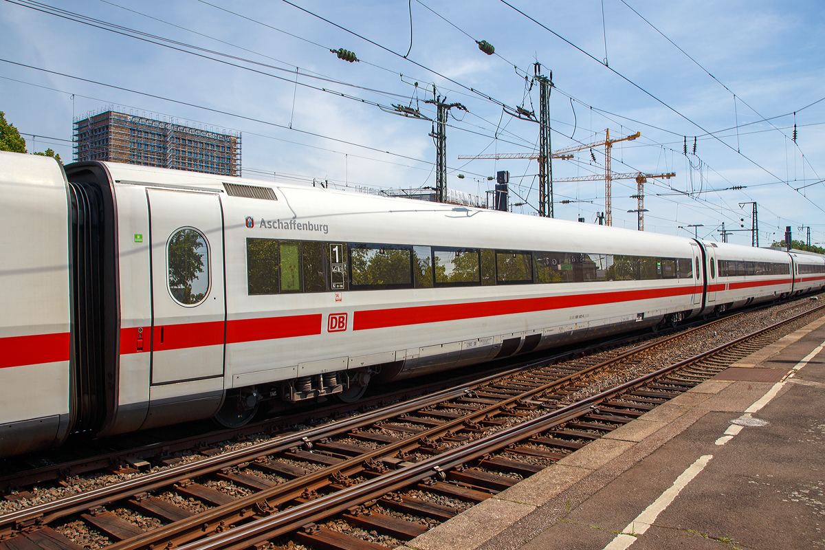 
ICE1 – 1.Klasse Mittelwagen 801 837-6 (93 80 5801 837-6 D-DB) als Wagen Nr. 14 vom ICE 1 - Tz 72  Aschaffenburg  am 01.06.2019 bei der Durchfahrt im Bahnhof Köln Messe/Deutz.

Der Wagen wurde 1991 von ABB/Henschel unter der Fabriknummer 35620 gebaut.

Die 1.Klasse Mittelwagen mit Sondereinrichtungen der Baureihe 801.8 (Avmz), gleichen denen der Baureihe 801, verfügten bei ihrer Inbetriebnahme jedoch über ein C-Netz-Telefon, das zwischen der Toilette und dem ersten Abteil angeordnet war. Zwischen Telefonzelle und Toilette wiederum war ein Kommunikationsterminal mit Tastatur angebracht, welches aus dem Gang heraus bedient werden konnte. Es konnten die BTX-Seiten der Bahn aufgerufen werden, die lokal zwischengespeichert wurden. Auch Nachrichten, beispielsweise Beschwerden oder Bestellungen im Fan-Shop der Bahn, konnten abgesetzt werden.

Im Zuge der ersten ICE-1-Serie wurden 41 Wagen dieser Gattung bestellt.

TECHNISCHE DATEN:
Spurweite:  1.435 mm (Normalspur)
Gattung: Avmz
Länge: 26.400 mm
Drehgestelle: MD 530 (bis 300 km/h)
Achsabstand im Drehgestell: 2.500 mm
Raddurchmesser: 920 mm (neu) / 860 mm (abgenutzt)
Leergewicht:  53 t
Sitzplätze: 53 (vor Umbau 48)
