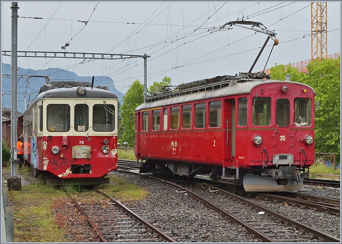 Ich befürchte, dies ist das allerletzte Bild eins CEV BDeh 2/4...
Denn als ich das nächste Mal hier vorbeikam, war er weg.
Neben dem lädierten Triebwagen rangiert der B-C ABe 4/4 I 35.
Vevey, den 28. Mai 2018 
