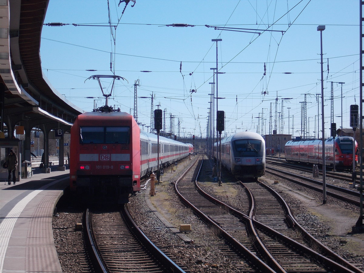 Ich bin irgendwie immer zur der Zeit im Stralsunder Hbf wenn nicht viel los ist.Am 01.April 2016 war gerade die 101 019 mit dem IC 2212 Koblenz-Binz dort.