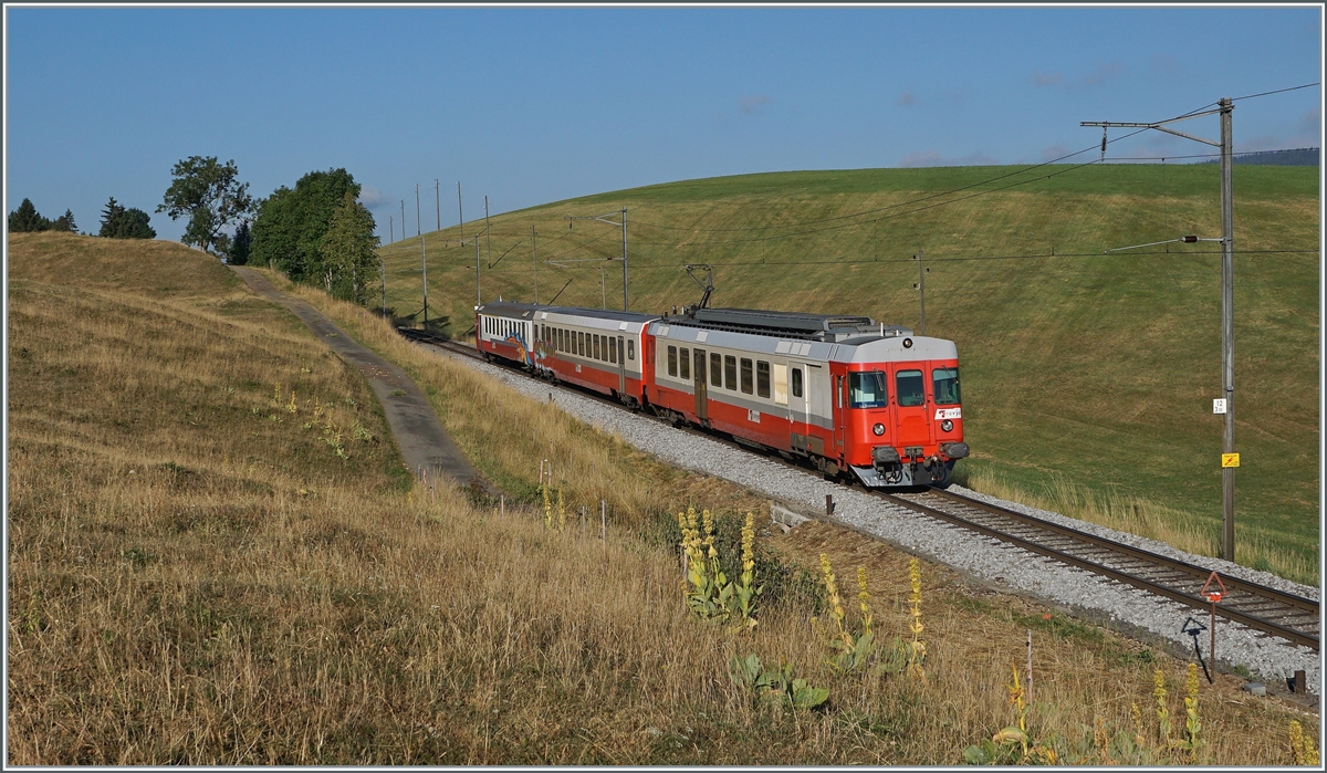 Ich fuhr noch einmal ins Vallée de Joux um den sogenannten  Schülerzug  mit TRAVYS RBDe 567 174 (94 85 7567 174-8)  Fleurier  ein letztes Mal zu fotografieren, da ab dem 7. Aug. 22 ein neues Betriebskonzept eingeführt wird, mit Direktverbindungen nach Aigle, welche für die Fahrgäste, weniger aber für die Fotografen, Vorteile bringt. Leider waren der Steuerwagen und der Mittelwagen des Zugs  verzeirt , was dank dem spitzen Winkel nicht all zu sehr auffällt.
Der Zug hat Les Charbonnieres als Regionalzug 6009 verlassen und fährt nun nach Le Brassus. 

21. Juli 2022