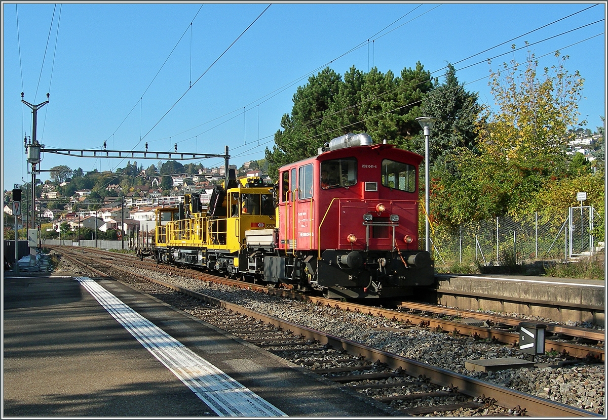 Ich htte mir etwas mehr (Herbst)-Gelb neben den Schienen gewnscht, aber so geht es auch : Tm 232 041-4 mit einem gelben  Dinge  zu dem Armin sicher mehr sagen kann als ich bei der Durchfahrt in Lutry.
28. Okt. 2014